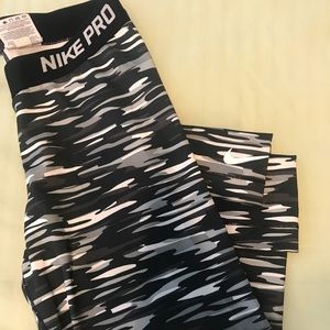 Nike Pro camo capris